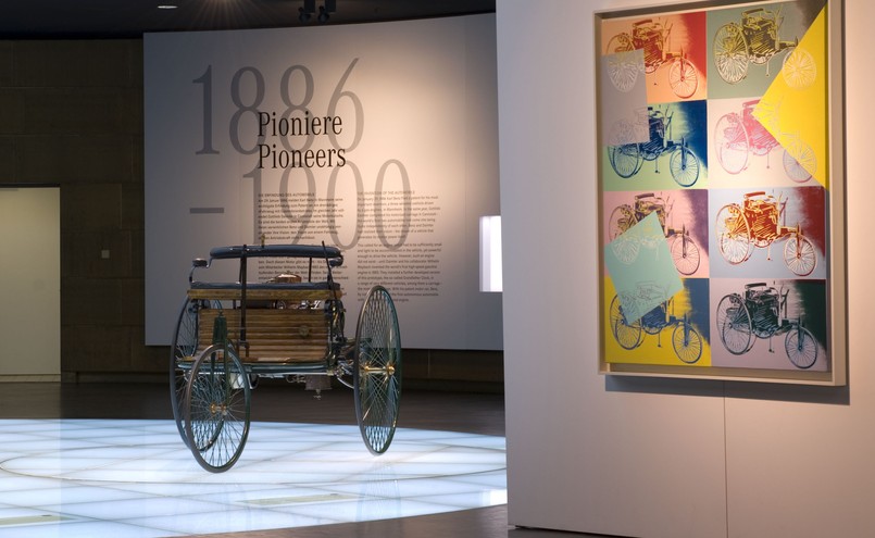 Opatentowany pojazd Carla Benza z napędem spalinowym i zmotoryzowany powóz Gottlieba Daimlera, również opracowany w 1886 roku, można obejrzeć w Muzeum Mercedes-Benz w Stuttgarcie