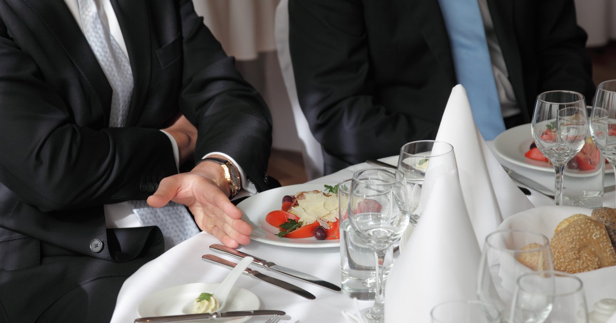 "Dajcie 8 mln". Biznesmen nagrał w restauracji propozycję łapówki. Oskarża prawą rękę ministra