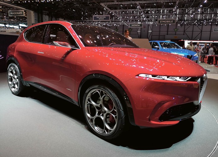 Są takie dzieła sztuki, na które człowiek patrzy, patrzy i napatrzeć się nie może. I właśnie ja tak bardzo nie mogłem oderwać wzroku od Tonale. Tylne lampy, przednie reflektory, przełamania na bocznych drzwiach, felgi – wszystko w tym samochodzie zasługuje na odrębną gablotę w nowojorskim Museum of Modern Art. Jest po prostu prze-pięk-ny! Zerkając na zdjęcie, możecie dojść do wniosku, że kłamię, ale wierzcie mi – z autami jest zupełnie inaczej niż z dziewczynami z Instagrama. Te drugie na fotkach wypadają zjawiskowo, ale w realu zjawiskowa często bywa wyłącznie wielkość pryszczy na ich czołach. Z Tonale jest odwrotnie – na zdjęciach jest tak sobie, a na żywo obłęd. Alfa twierdzi, że uruchomienie produkcji to kwestia kilku miesięcy. Po włosku oznacza to jakieś cztery lata. Tyle czasu zajęło makaroniarzom odpalenie taśm w fabryce Giulii. Fot. Łukasz Bąk