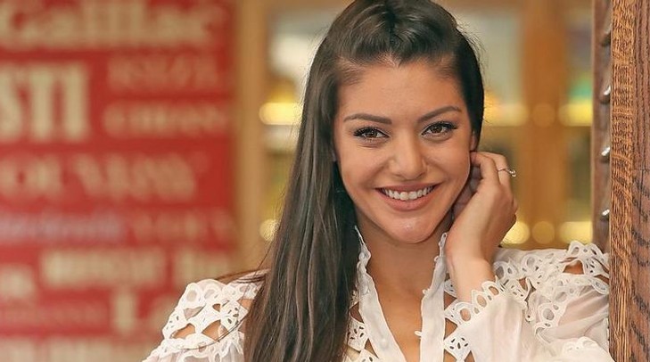 Kulcsar Edina Brutalis Kockahasat Villantott Blikk