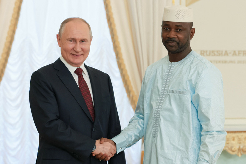 Prezydent Rosji Władimir Putin z liderem malijskiej junty i przywódcą dwóch zamachów stanu Assimim Goitą pod Petersburgiem, Rosja, 29 lipca 2023 r.
