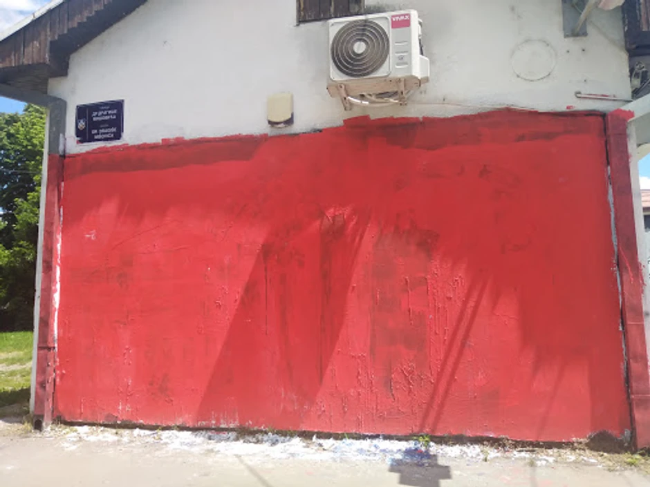 Zid na kome se nalazio veliki grb Belivukove navijačke grupe prekrečen je crvenom bojom