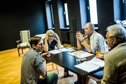 "Letnie osy kąsają nas nawet w listopadzie" w Teatrze Dramatycznym. Premiera 24 kwietnia