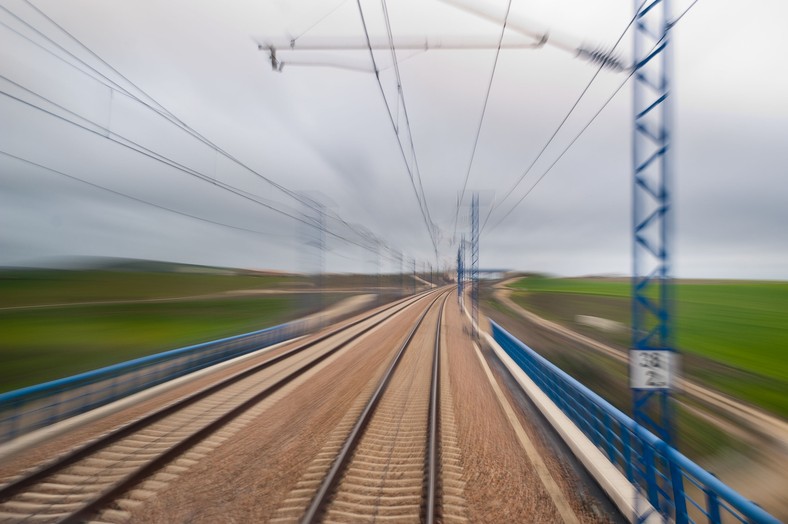 Widok z kabiny szybkiej kolei AVE hiszpańskiej sieci kolejowej RENFE w pobliżu Madrytu. Fot. Bloomberg.