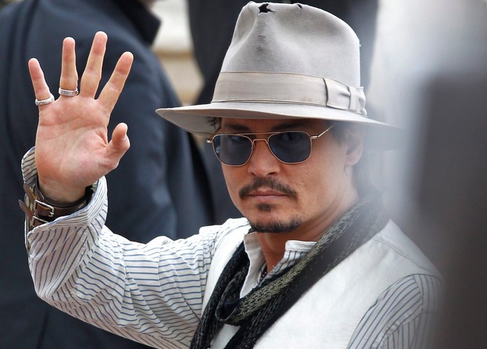 Johnny Deep pozdrawia fanów