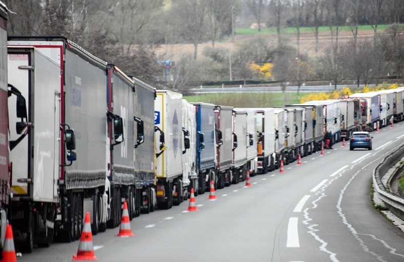 Zdjęcie wykonane 21 marca 2019 r. pokazuje zatrzymane ciężarówki na autostradzie A26 próbujące przedostać się do tunelu pod kanałem La Manche, w pobliżu Calais, w północnej Francji