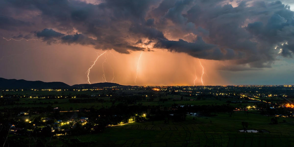 Burze z gradobiciem oraz ulewne deszcze