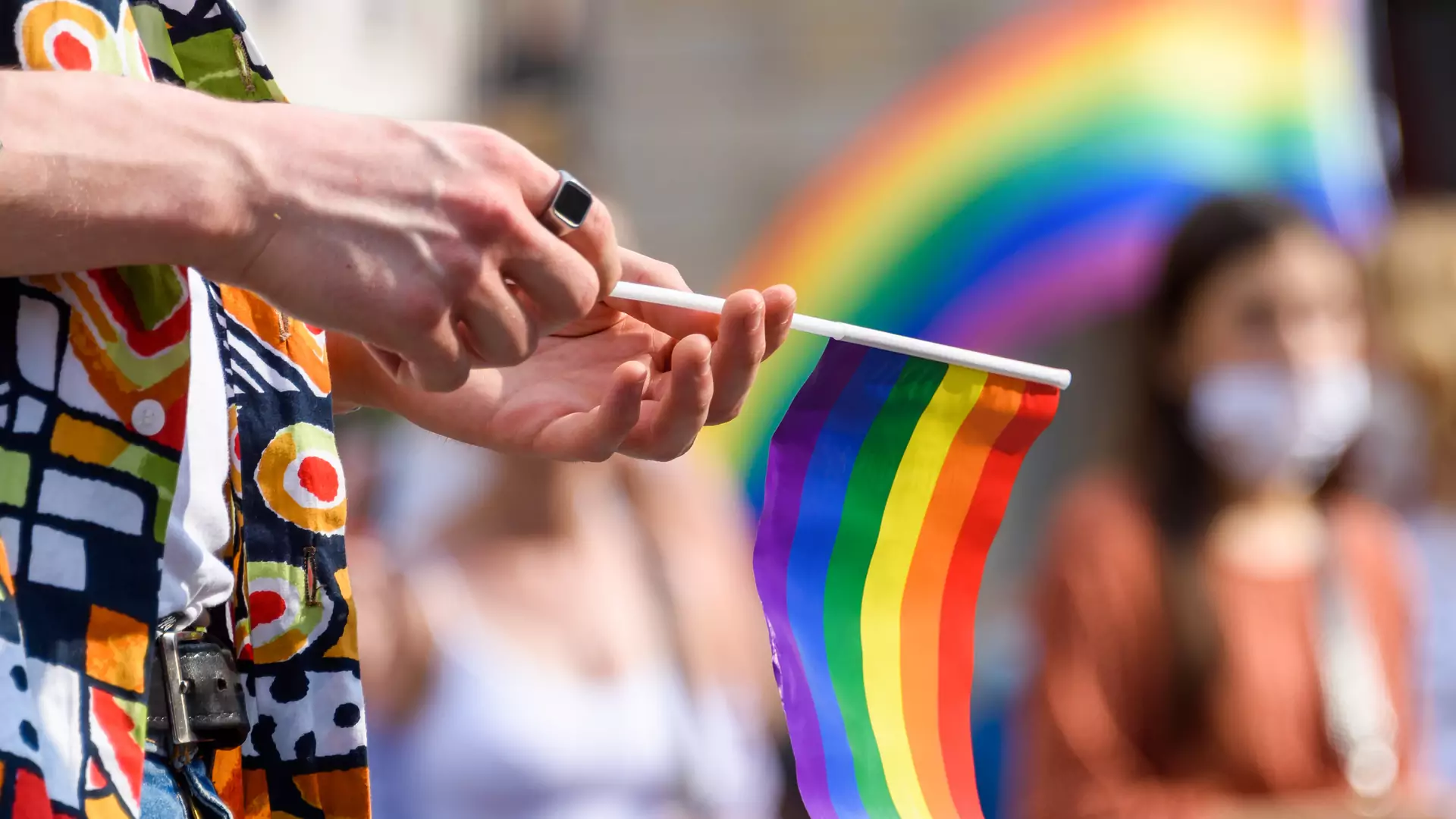 1/3 popierających prawicę jest zdania, że geje i lesbijki mogą wziąć ślub [RAPORT]