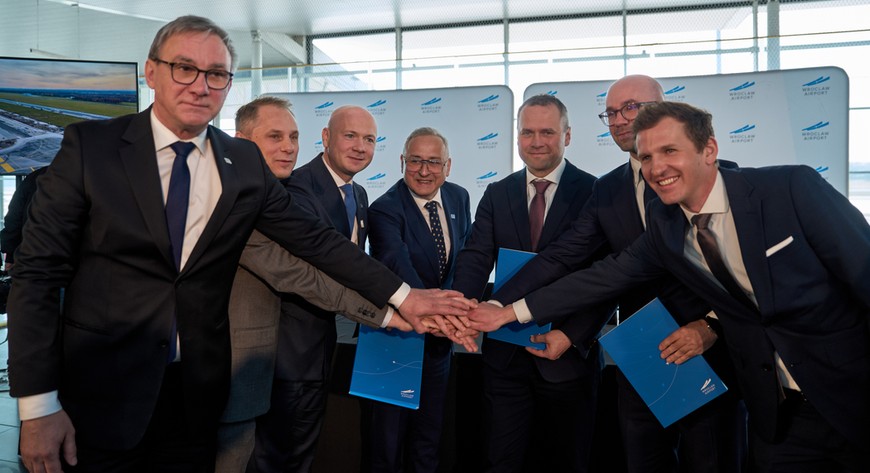 Prezesi Portu Lotniczego Wrocław tuż po podpisaniu umowy z konsorcjum AKE Studio oraz WLC Inżynierowie na opracowanie koncepcji architektoniczno-funkcjonalnej i dokumentacji projektowej dotyczącej przebudowy oraz rozbudowy terminalu pasażerskiego. 