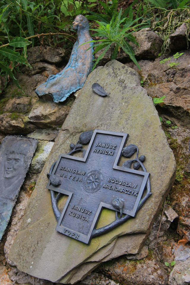 Tablica upamiętniająca załogę "Sokoła" TOPR w Sanktuarium Matki Bożej Królowej Tatr na Wiktorówkach