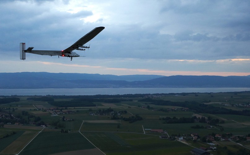 Naukowcy spodziewają się, że sukces lotu wokół Ziemi, który ma się odbyć w przyszłym roku, spopularyzuje ideę pozyskiwania energii słonecznej i ożywi rynek tych technologii. fot. . EPA/LAURENT GILLIERON Dostawca: PAP/EPA.
