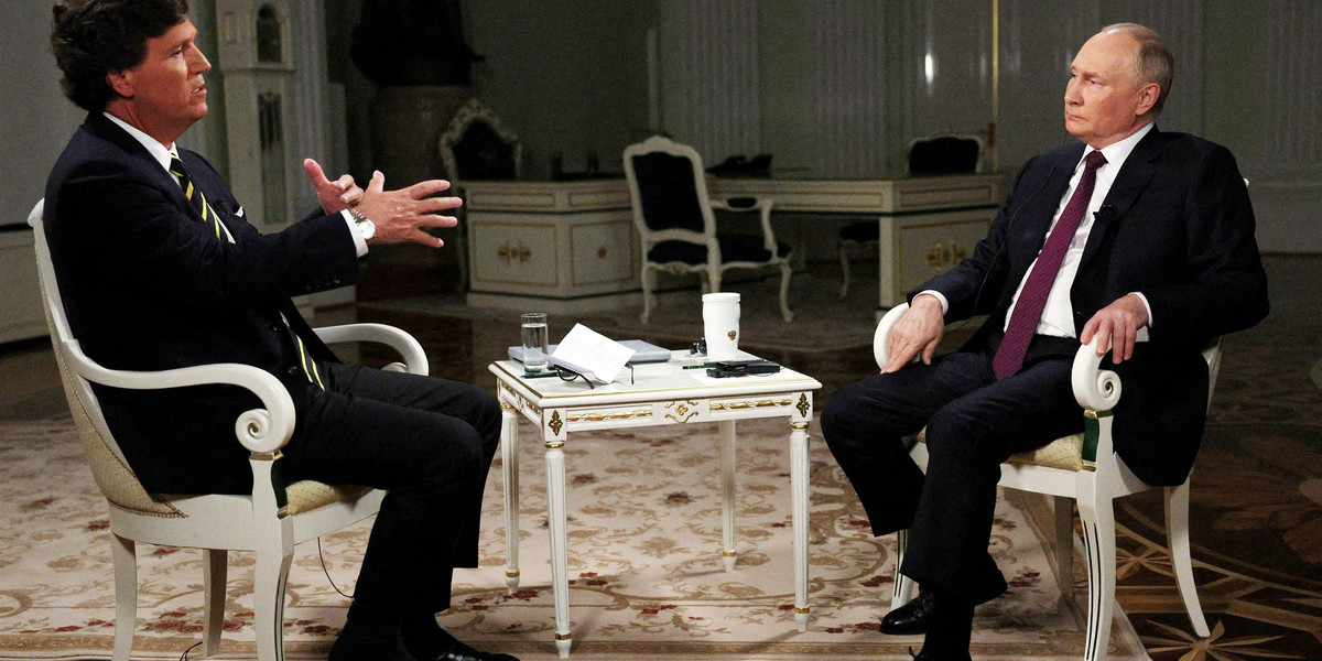 Tucker Carlson podczas wywiadu z Władymirem Putinem.