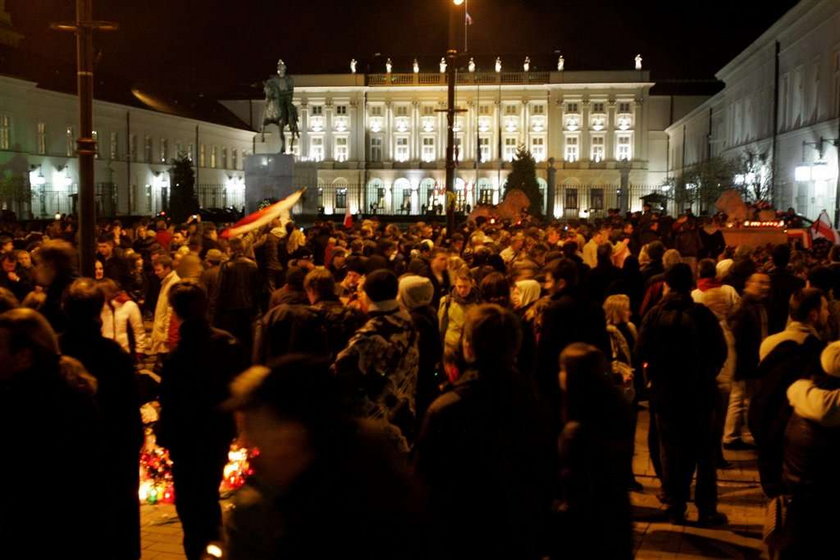 Tysiące zniczy i kwiatów, które Polacy przez ostatni tydzień układali przed Pałacem Prezydenckim, by upamiętnić tragicznie zmarłą parę prezydencką Lecha i Marię Kaczyńskich, w poniedziałek rano niemal w całości uprzątnięto