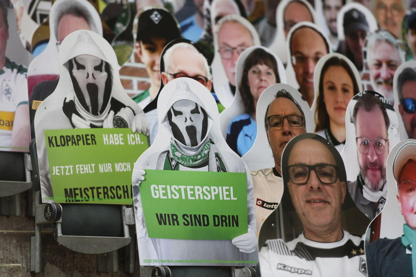 Tekturowi kibice na stadionie w Moenchengladbach