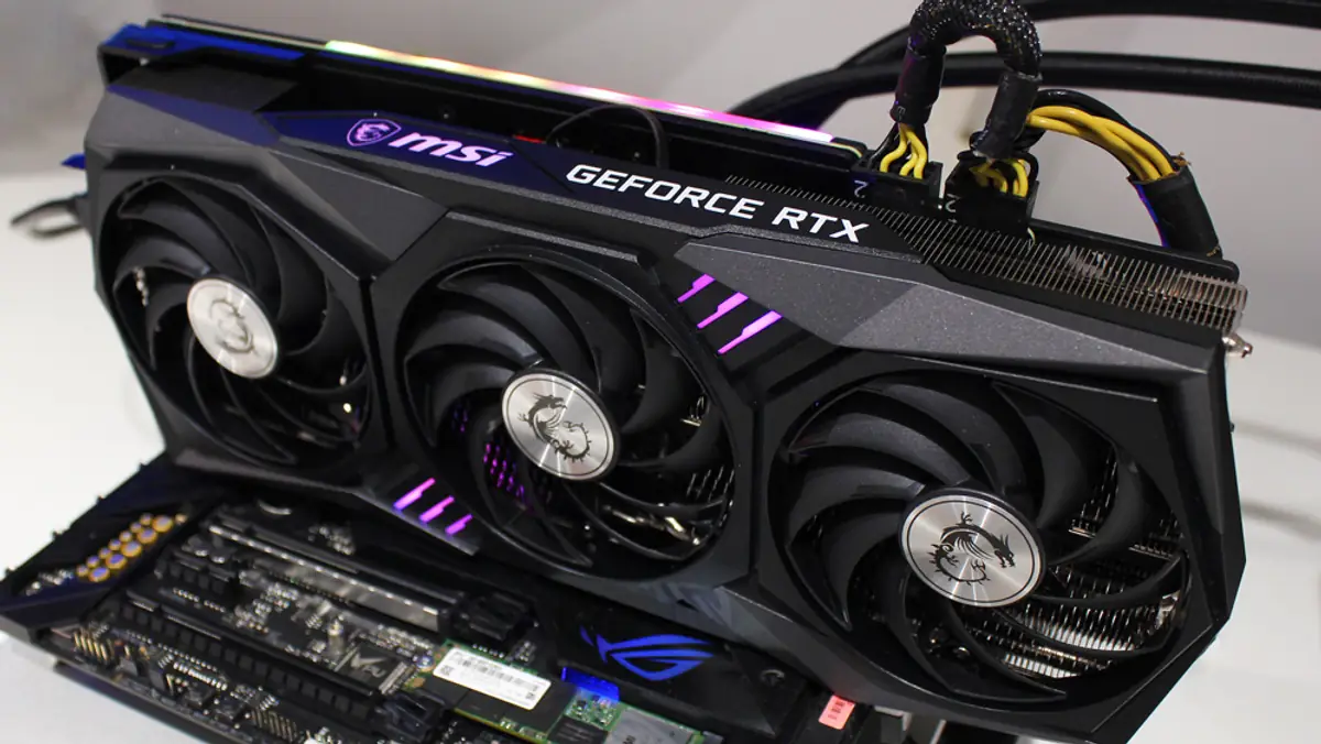 MSI GeForce RTX 3060 Ti Gaming X Trio – kolorem podświetlenia bocznej listwy, logo jak i elementów na obudowie karty można sterować w Dragon Cenbter