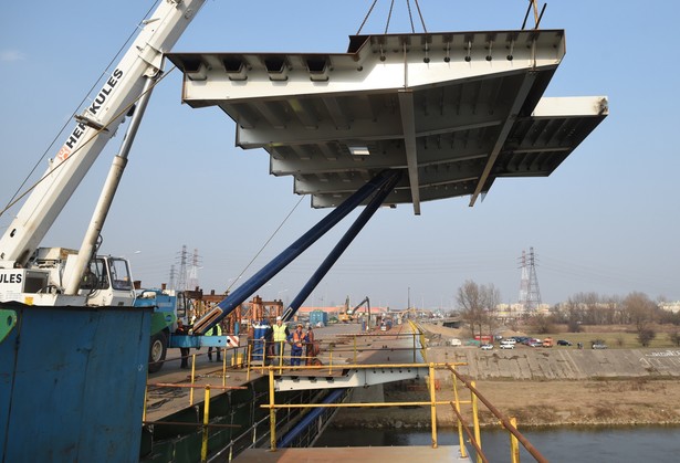Do poszerzenia mostu użyto łącznie 208 elementów (po 104 na każdą z nitkę). Elementy ważą od 9 do 15 ton. Fot. (zuz) PAP/Radek Pietruszka