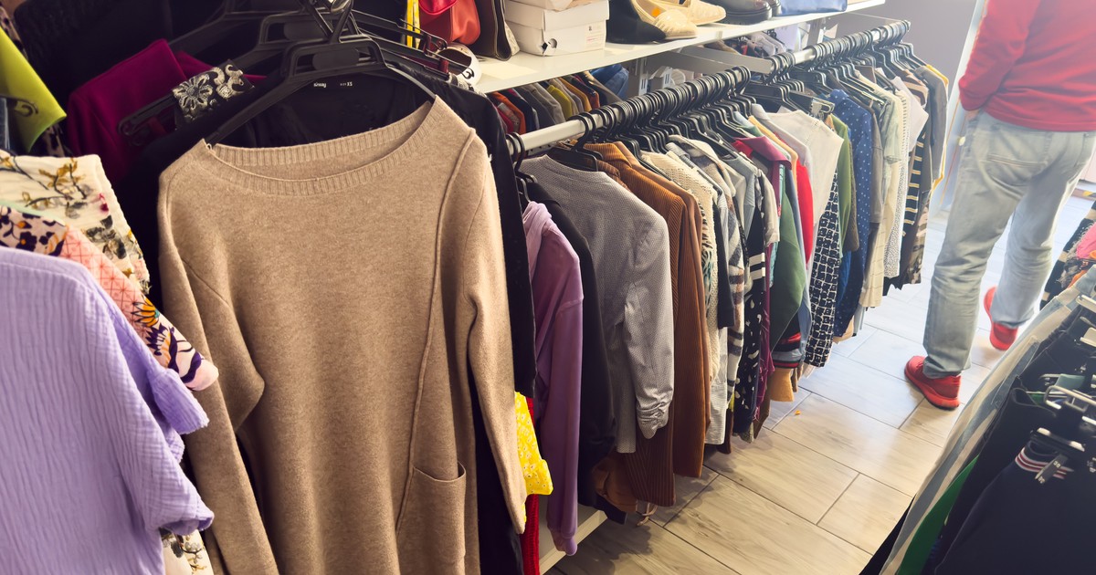 Przeciętny Polak wyrzuca 11 kg ubrań rocznie. Co się z nimi dzieje?