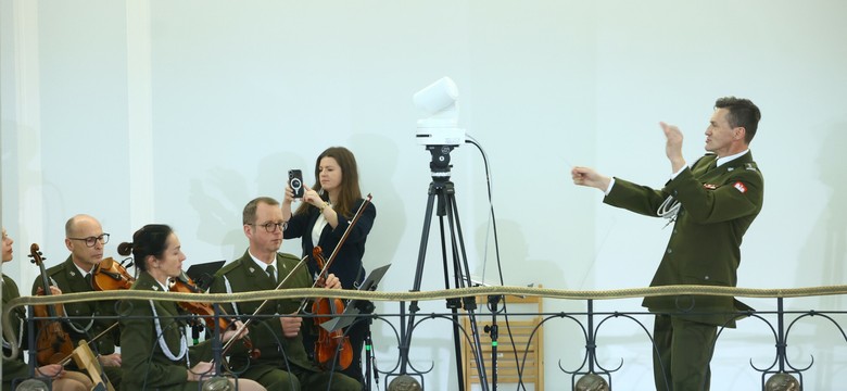 Spotkanie opłatkowe w Sejmie. Dyrygent skradł show [WIDEO]