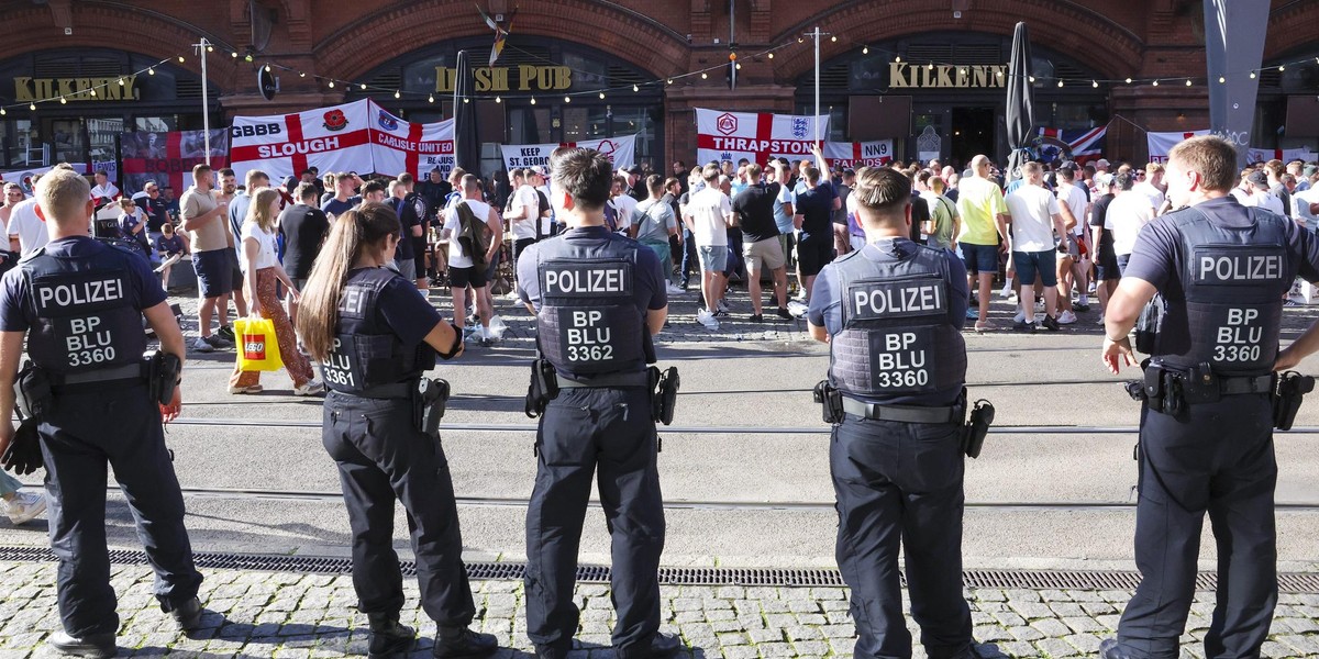 Niemiecka policja strzeże porządku na berlińskich ulicach. 