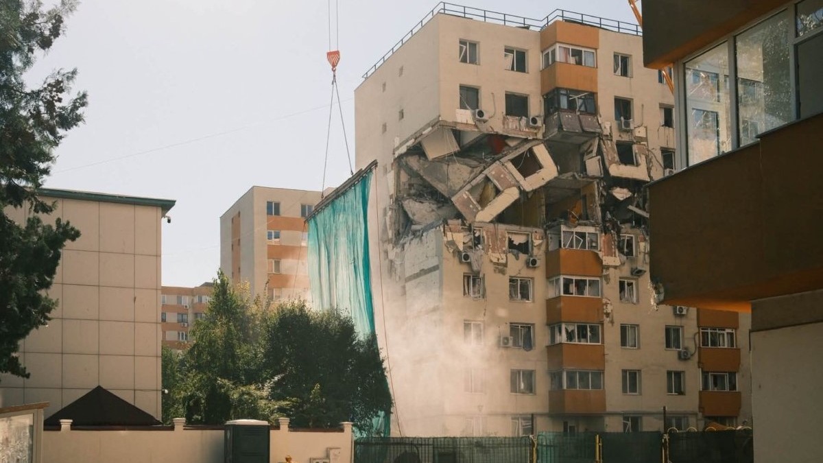 Primele imagini cu demolarea blocului din Rahova care a explodat în octombrie 2025