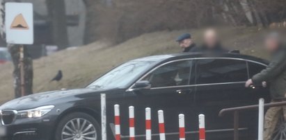 Macierewicz gnał buspasem, a i tak się spóźnił