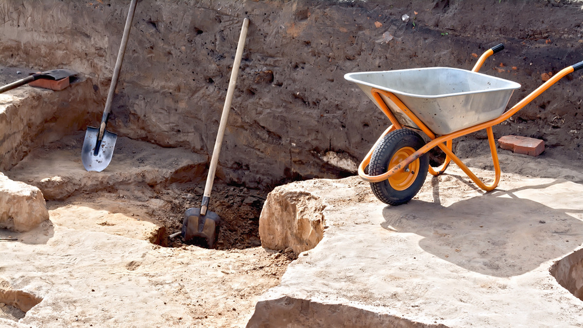 Ślady mogił, pociski z broni palnej, działko wiwatowe, elementy umundurowania i inne przedmioty odnaleziono podczas prac archeologicznych pod Żyrzynem - w miejscu, gdzie 154 lata temu oddziały powstańcze stoczyły bitwę z Rosjanami - poinformowała GDDKiA.