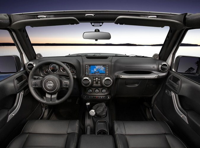 Jeep to ikona samochodów 4x4. Teraz słynna marka nabiera sił pod skrzydłami Fiata. W Polsce pojawiły się właśnie nowości amerykańskiej legendy bezdroży - oto Jeep Wrangler Unlimited i Jeep Grand Cherokee...