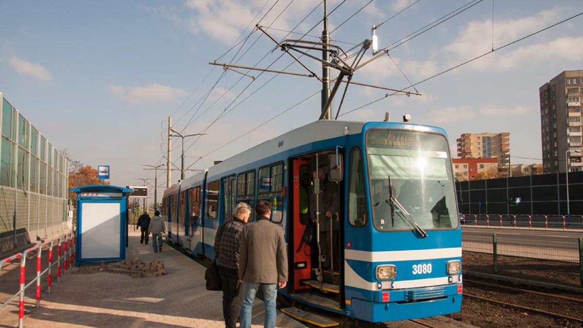 Pasażerowie od soboty mogą korzystać z nowej pętli tramwajowej Czerwone Maki w Krakowie. Obok uruchomiony będzie pierwszy parking typu Parkuj i Jedź. W związku z otwarciem pętli przeorganizowano system komunikacji zbiorowej w mieście, co wzbudziło protesty.