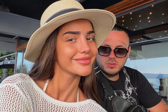 ANĐELA ĐURIČIĆ KOD FILIPA CARA U CRIKVENICI Zajednička fotka zapalila mreže: Ona ne skida osemh sa lica i SVI SE PITAJU SAMO JEDNO