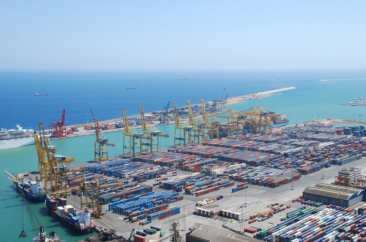 Barcelona jest jednym z centrów Węzła Wiedzy i Innowacji (Sustainable Energy). W projekcie Europejskiego Instytutu Technologicznego uczestniczą uczelnie i przedsiębiorstwa z całej Europy, m.in. z Niemiec, Holandii, Francji, Polski i Szwecji. Dzięki pieniądzom z EIT (120 mln euro rocznie) pojawia się możliwość transferu technologii do biznesu na ogromną skalę. Na zdjęciu: port z lotu ptaka