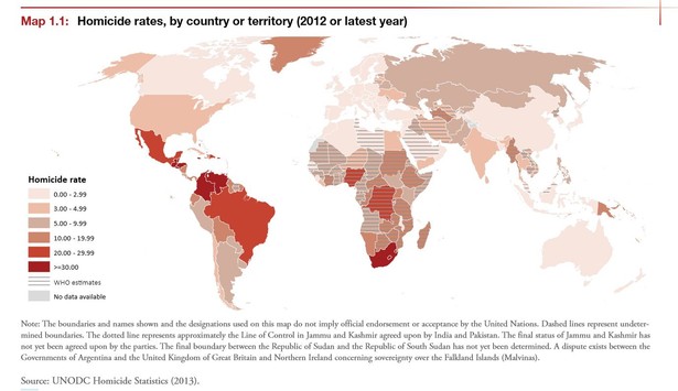 Autorzy raportu „Global Study On Homicide 2013” wyróżniają trzy grupy zabójstw. Pierwszą grupę stanowią zabójstwa mające podłoże kryminalne, w tym związane ze zorganizowanymi grupami przestępczymi i działalnością kryminalną, np. napadami i kradzieżami. Ten typ zabójstw zdaje się dominować w krajach Ameryki Łacińskiej. Drugim typem są zabójstwa związane z relacjami interpersonalnymi, gdzie użycie przemocy, prowadzące do śmierci, staje się sposobem rozwiązania napiętej sytuacji lub też sposobem ukarania bliskiej osoby za łamanie norm społecznych lub kulturowych. Udział tego typu zabójstw w ogólnym współczynniku zabójstw jest wyższy w Azji, Europie i Oceanii. Na trzeci typ składają się zabójstwa dokonywane z powodów socjo-politycznych, związanych np. z uprzedzeniami. Zaliczają się do nich np. akty terroru czy czystki etniczne podczas działań wojennych. Ich występowanie wiąże się często z dynamiką i rozkładem konfliktów na świecie. Na slajdzie: Wskaźnik zabójstw na 100 tys. mieszkańców na świecie. Na mapie wyróżniają się dwa regiony - Ameryka Łacińska i Afryka. Źródło: Biuro Narodów Zjednoczonych ds. narkotyków i przestępczości (UNODC)