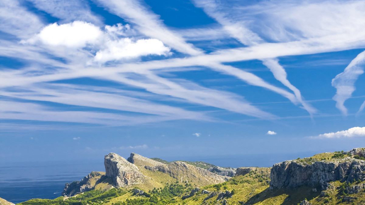 Okazuje się, że próba odpowiedzi na pytanie, czym są chemtrails może być równie problematyczna, jak określenie celu, w jakim mają one powstawać.