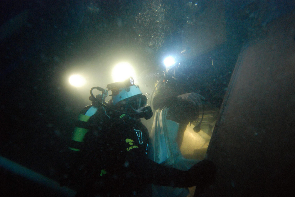 ITALY COSTA CONCORDIA (Carabinieri divers inspect the inside of Costa Concordia cruise ship)