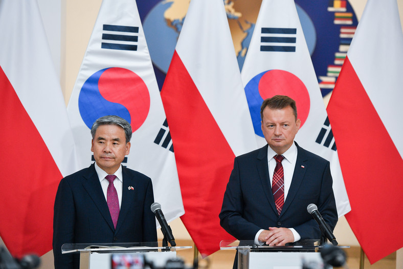 Zdjęcie z 31 sierpnia 2023 r. Minister obrony narodowej RP Mariusz Błaszczak i minister obrony Korei Południowej Lee Jong-sup. Polska przez ostatnie lata podpisała kilka kontraktów z Koreą Południową na dostawy sprzętu dla polskiej armii