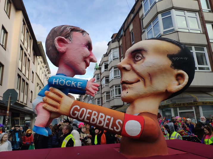 AfD może zdobyć dwa landy. Niemcy pamiętają, od czego zaczynali naziści