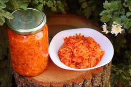 LJUTA SALATA OD ŠARGAREPE je omiljena gurmanska ZIMNICA: Pravi se lako i za malo novca, a jednostavno povrće pretvara u pravi specijalitet