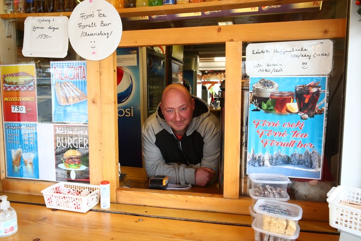 Benkovits Attila télen és nyáron is aggódik vendégeivel a tóért/ Fotó: Grnák László