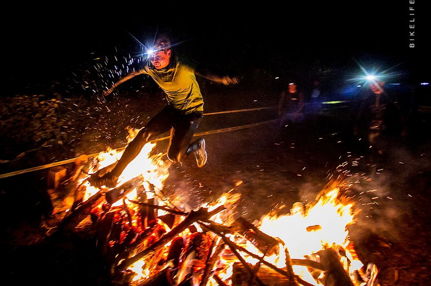 Ciemno, mokro, zimno! Zobacz jak śmiałkowie pokonywali nocny, ekstremalny Runmageddon!