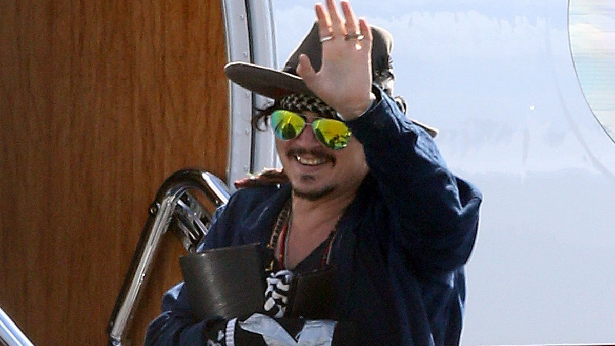 Johnny Depp uszkodził sobie prawą rękę w Australii, gdzie pracuje nad kolejną częścią hitu "Piraci z Karaibów". Aktor poleciał właśnie do USA, gdzie podda się operacji kończyny.