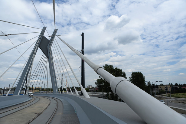 Budowa 460 metrowej estakady rozpoczęła się pod koniec 2013 r. Nowa konstrukcja to most podwieszany na trzech 12 metrowych pylonach. Koszt budowy estakady to ok. 140 mln zł. (ukit) PAP/Stanisław Rozpędzik