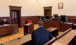 Rzucali w policjantów butelkami i kamieniami, jeden atakował nożem. Surowe wyroki za zamieszki pod komisariatem