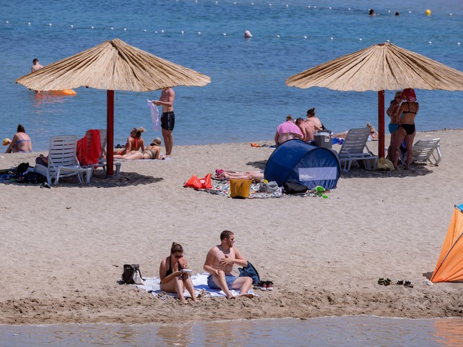 Prizor grupnog intimnog odnosa 3 muškarca i žene na plaži u Dalmaciji zgrozio Balkan (ilustracija)