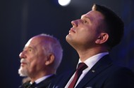 Janusz Korwin-Mikke i Sławomir Mentzen podczas wyborów nowych władz partii KORWiN, przekształconej później w Nową Nadzieję