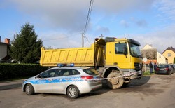 Wywrotka wjechała w siedmiolatkę na rowerze. Dziewczynka nie żyje