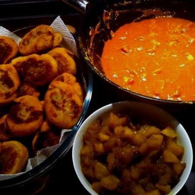 Indiai vajas csirke fűszeres burgonyával és mazsolás-almás chutneyval