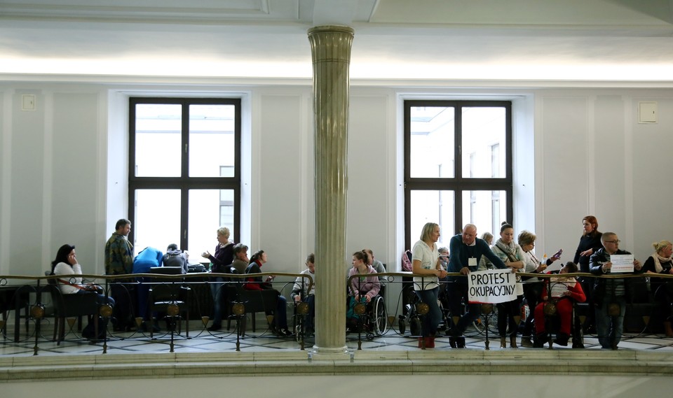 Rzecznik Praw Dziecka Marek Michalak spotkał się z rodzicami i opiekunami niepełnosprawnych dzieci, którzy prowadzš protest okupacyjny w Sejmie. fot. PAP/Tomasz Gzel