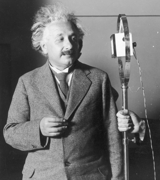 Albert Einstein stoi przed mikrofonem