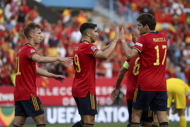 Radość piłkarzy Hiszpanii Daniego Olmo (L), Carlosa Solera (C) i Marcosa Alonso (P) po golu tego drugiego w meczu Ligi Narodów przeciwko Czechom