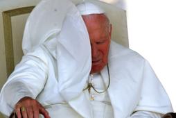 Papież Jan Paweł II podczas audiencji generalnej na Placu św. Piotra w lipcu 2000 r.