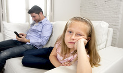 Psychiatra: rodzice chcą być młodsi od swoich dzieci, zniknął konflikt międzypokoleniowy